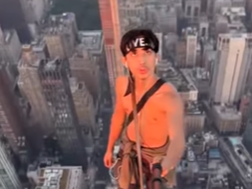 Daring man climbs Empire State Building climb; internet is stunned - Times of India