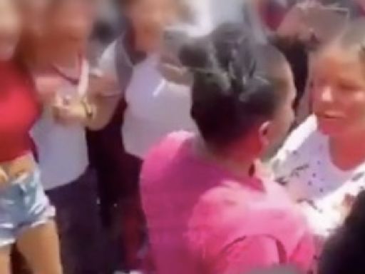 VIDEO: Mamás 'se rifan un tiro' afuera de secundaria 'a puño limpio'