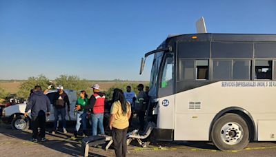 Choque de camiones de personal en la carretera Torreón - San Pedro deja 60 lesionados