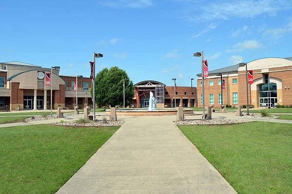 University of Arkansas System trustees approve raises in tuition, fees for most schools | Arkansas Democrat Gazette