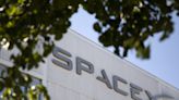 Musk’s SpaceX Can Serve Planes, Cars With Broadband, FCC Says