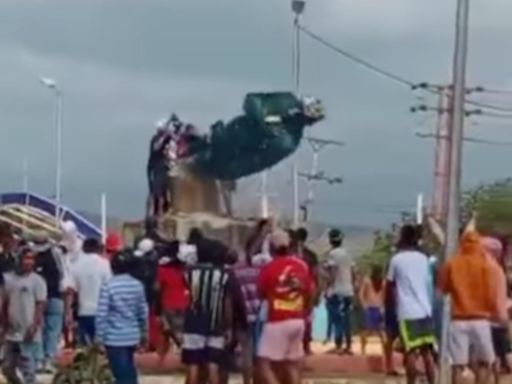 Vídeo: Manifestantes derrubam estátua de Chávez em protesto contra reeleição de Maduro na Venezuela