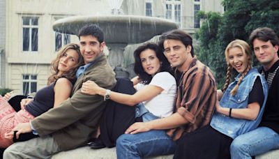 Lisa Kudrow Shares The Real Reason Everyone Is Laughing In The 'Friends' Intro