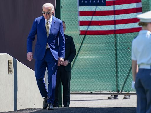 Biden homenaje a tropas y Trump aprovecha para cargar contra jueces en Día de los Caídos