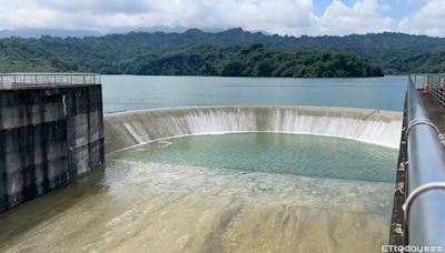 湖山水庫滿水溢流！絲綢瀑布襯托堤壩曲線 水光波動美景曝