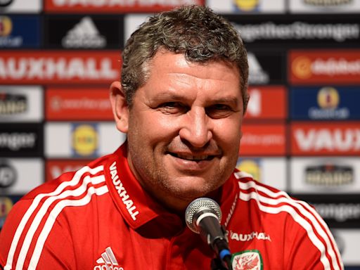 Osian Roberts rules himself out of contention for Wales job and sticks with Como