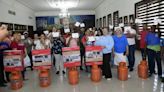Gobernadora Rosa Santos entrega enseres hogar y ayudas a ciudadanos vulnerables de Santiago