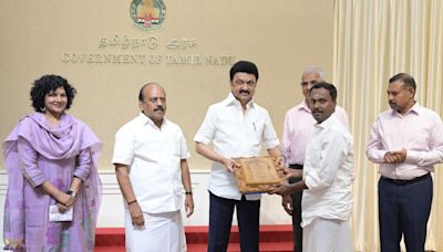 Stalin hands over awards to craftspersons, artisans