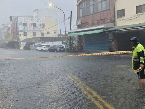 旗津天文大潮+強颱凱米威脅 海水倒灌水淹膝蓋、道路封鎖｜壹蘋新聞網