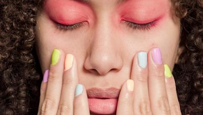 Maniküre: Hier sind vier Nageldesigns, die gerade im Trend liegen – und vier, die nicht mehr modern sind, laut Designexpertinnen