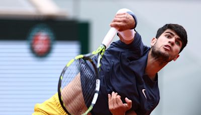 Carlos Alcaraz - Stefanos Tsitsipas: Horario y dónde ver el partido de cuartos de Roland Garros, en directo