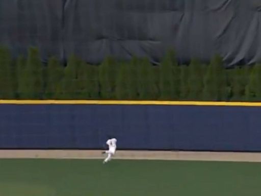 MLB: ¡A lo Jim Edmonds! Jardinero de béisbol colegial hace una de las mejores atrapadas del año
