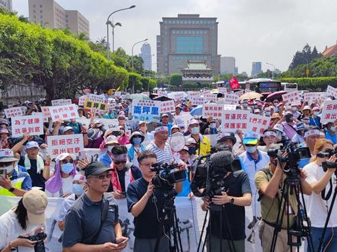 上千觀音人赴凱道抗議SRF焚化爐 不排除蛋洗行政院 - 政治