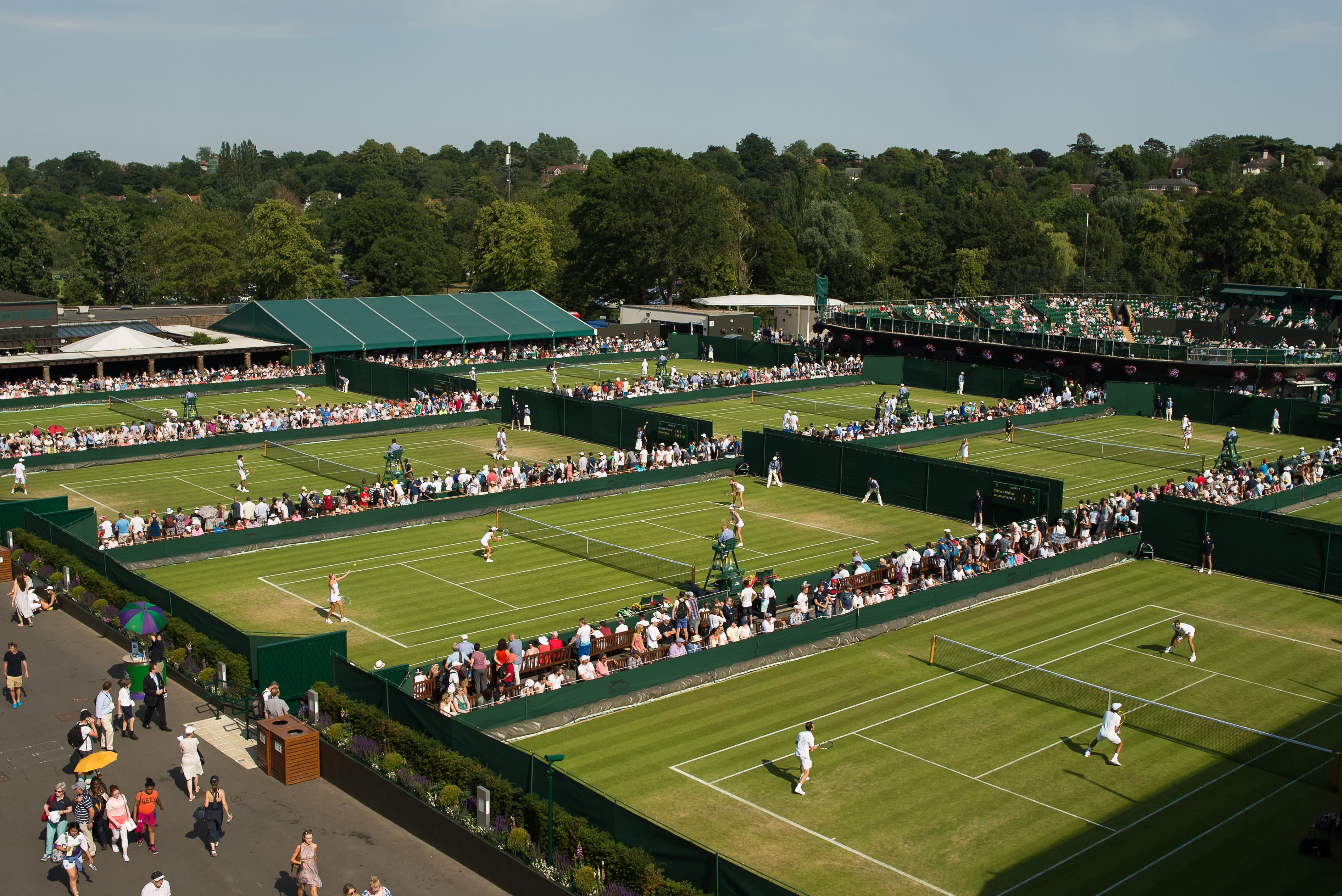 Iga or Aryna? Andy Roddick, Jon Wertheim predict entirely different outcomes on "Served" Wimbledon preview | Tennis.com