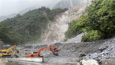 大雨土石溢流 蘇花公路崇德段只出不進、台鐵和仁崇德雙向不通