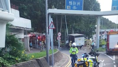 香港仔貨車撞燈柱司機被困 消防救出送院