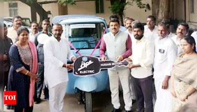 Kurnool man gets an electric auto as CM fulfills his promise within 24 hours after his visit - Times of India