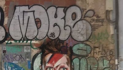 El grafiti indultado de David Bowie en Valencia entra en el museo: “Mi padre murió orgulloso”, dice el artista