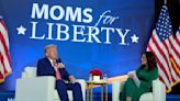 Trump cuestiona aceptación de personas trans y corteja a sus bases en acto de Moms for Liberty