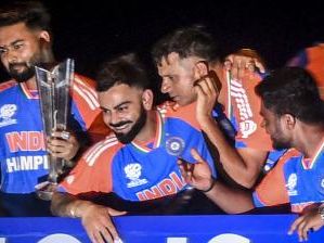 Indian cricket team members from Mumbai felicitated by Maharashtra government