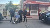 Policías entregan silla de ruedas a hombre imposibilitado para caminar en Torreón