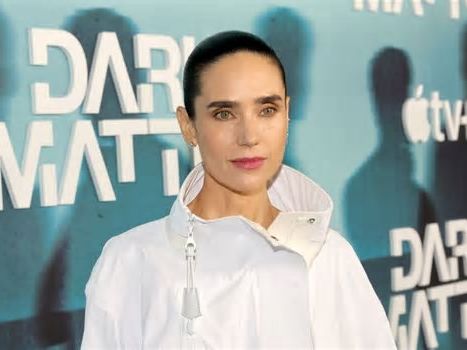 Jennifer Connelly presenta su nueva serie, 'Dark Matter', con el look más inesperado de Louis Vuitton