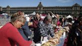 Parten mega rosca de Reyes en el Zócalo; capitalinos hacen larga fila