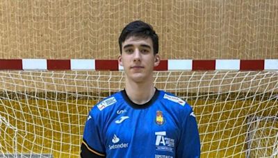 El juvenil Marcos García, del Unión Financiera Balonmano Base Oviedo, con la española