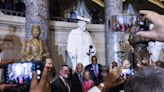 Estatua hecha por latina y la primera de una persona negra llega al Capitolio