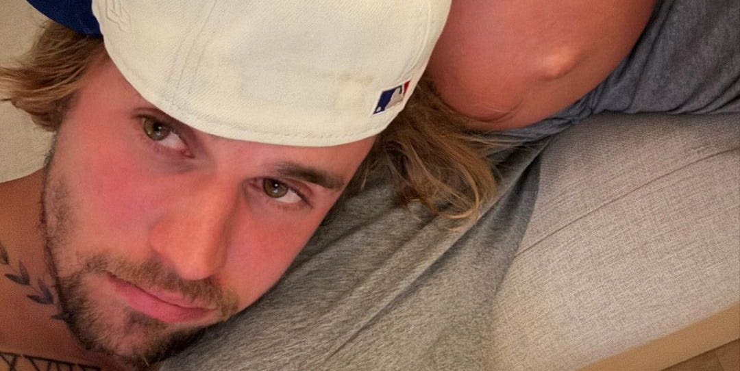 Justin Bieber Cuddles Up to Hailey’s Baby Bump in a Cute Selfie