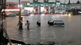 VIDEOS. Fuerte lluvia en Puebla deja varios autos varados y provoca inundaciones