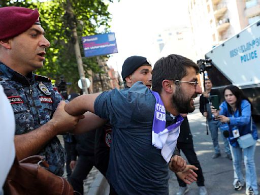 Protests shut streets in Armenia's capital, roads in other parts to demand the prime minister resign