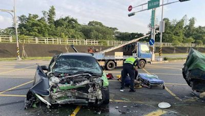 車頭撞爛！往頭份殯儀館路口2車相撞 轎車駕駛重傷送醫急救