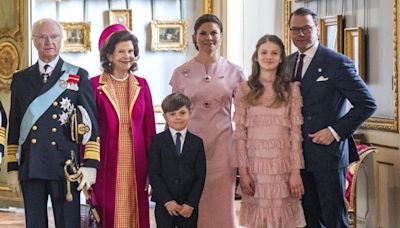 Tres generaciones de 'royals' se visten de rosa: los looks de Silvia, Victoria y Estelle de Suecia