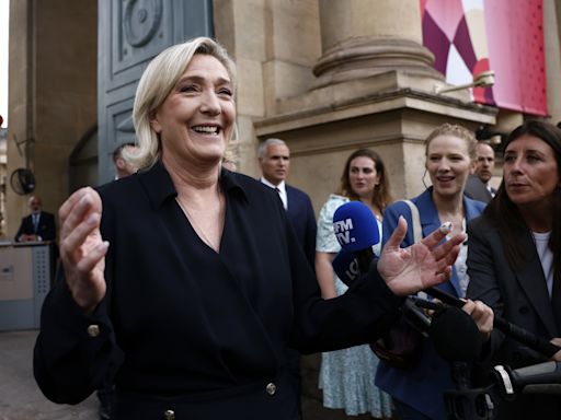 Le Pen denuncia las "maniobras" que le han privado de mayoría absoluta y dice que llegará