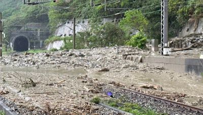 【更新】花蓮震後豪雨鐵公路又斷！台鐵和仁—崇德段一度遭土石流淹蓋、蘇花公路傳坍崩