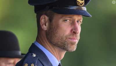 Après la barbe, il dégaine l'uniforme ! Le prince William va encore faire parler de lui...