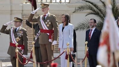 El Rey Felipe VI jura la bandera de España junto a Letizia y Leonor