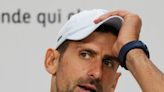 Djokovic reapareció en muletas tras la operación y dejó un optimista mensaje para sus fanáticos