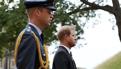 El comentario de humor negro que compartieron los príncipes Guillermo y Harry en el funeral de su abuela