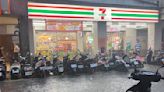 雙北降豪雨！台鐵平溪線一度停駛 北車水淹到腳踝 | 生活 | Newtalk新聞