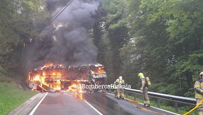 Un autobús escolar, en llamas tras sufrir una avería en Urkiola