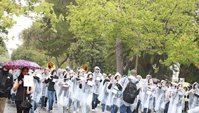 惡劣天氣難擋熱情 帕洛阿圖五月節遊行冒雨進行