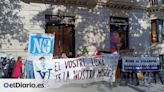 Decenas de manifestantes bloquean una tienda de Louis Vuitton en Barcelona: "Vuestro lujo es nuestra miseria"