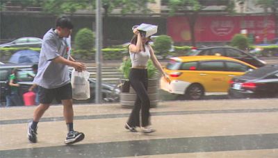 出門要帶傘！ 今晚至明上半天「雨灌西半部」防雷擊強陣風