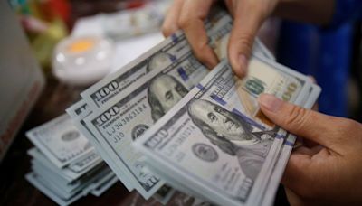 Dollar trades sideways as markets wait for central bank, economic news