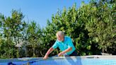 Margelles, ligne d'eau : comment nettoyer les rebords de sa piscine ?