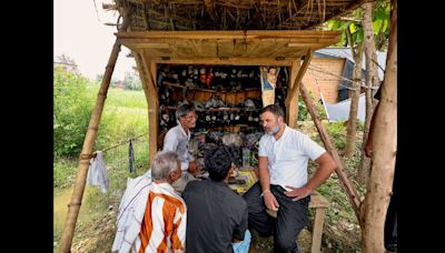 Rahul Gandhi Gifts Sewing Machine to UP Cobbler, Emphasizes Leadership