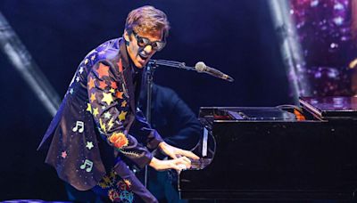 Elton John tribute show stops in Vacaville on Tuesday