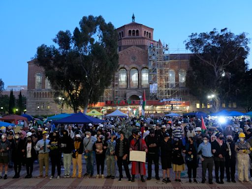 Crecen las tensiones en UCLA ante orden policial de dispersar a manifestantes propalestinos